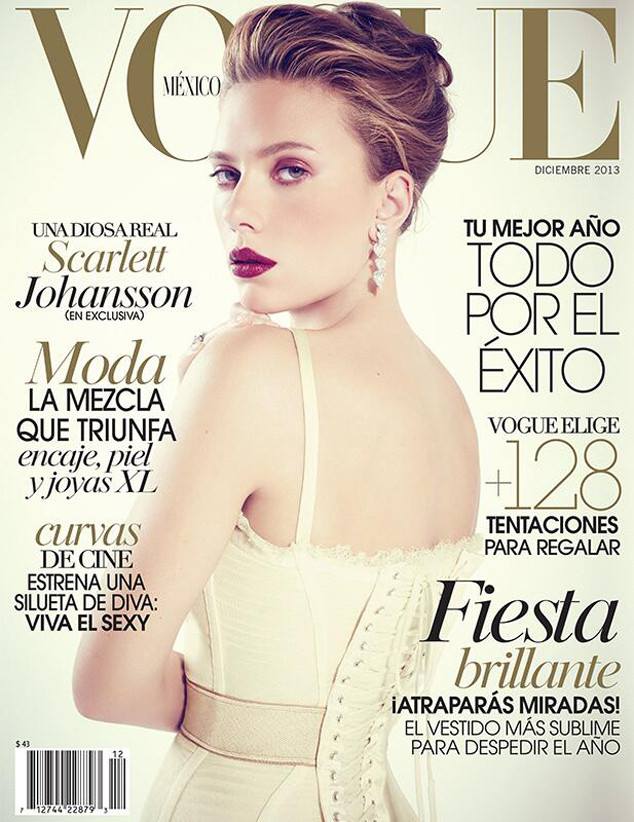 Scarlett Johansson luciendo un precioso corsé