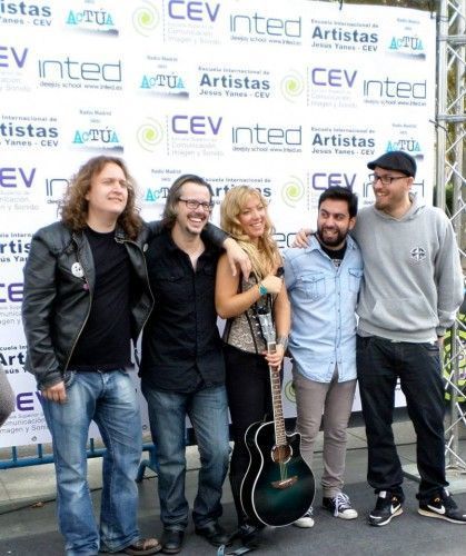 Silvia Sil en concierto, luciendo un Corset de www.elsecretodecarol.com. Conoce mas de esta fantástica y guapísima cantante a través de su página en facebook: http://on.fb.me/1gQIJnW. #SilviaSil #corsets #corsetsmadrid #elsecretodecarol