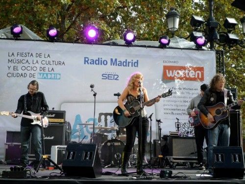 Silvia Sil en concierto, luciendo un Corset de www.elsecretodecarol.com. Conoce mas de esta fantástica y guapísima cantante a través de su página en facebook: http://on.fb.me/1gQIJnW. #SilviaSil #corsets #corsetsmadrid #elsecretodecarol