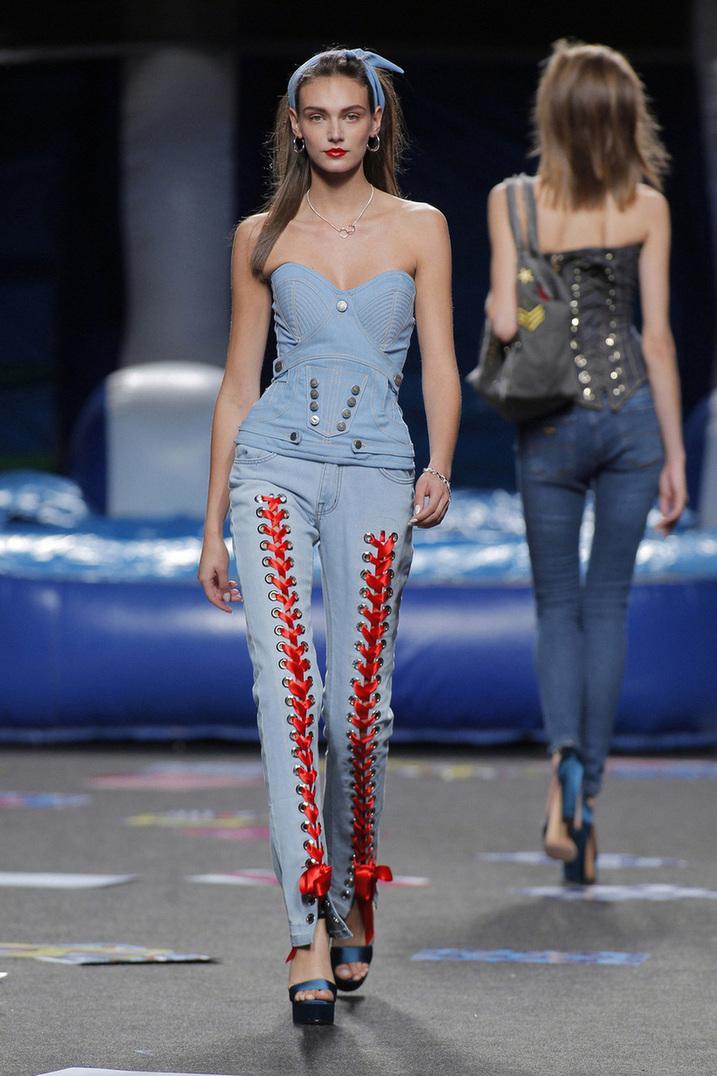 El corset de vestir: una prenda siempre de moda, presente en la MBFW Madrid Primavera/Verano 2018 El corset de vestir: una prenda siempre de moda, presente en la MBFW Madrid Primavera/Verano 2018